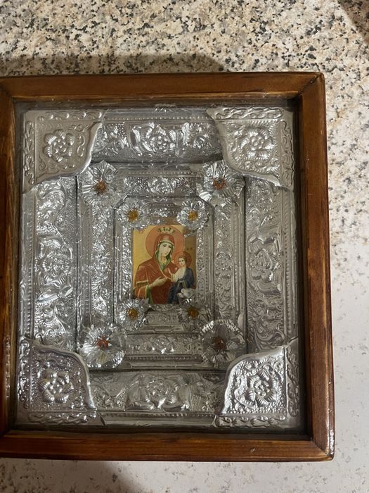 Продам икону в деревянной раме.