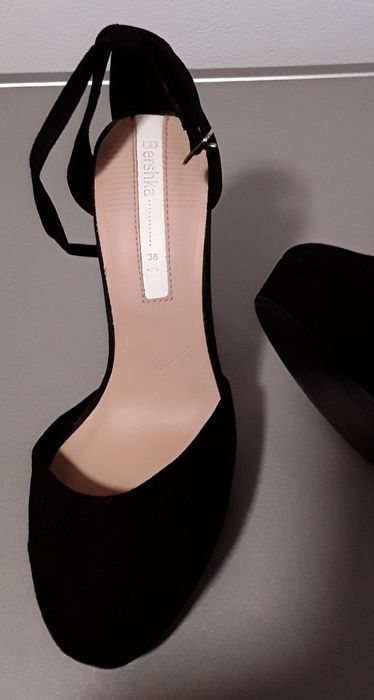 Sapatos/Sandalias pretas Bershka com salto alto, tamanho 38