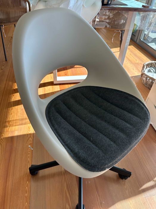 Secretária IKEA MICKE + cadeira LOBERGET/MALSKAR - Posso levar a casa se for perto