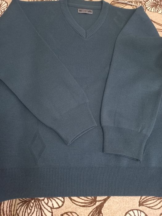 Мужской свитер с V-образным вырезом