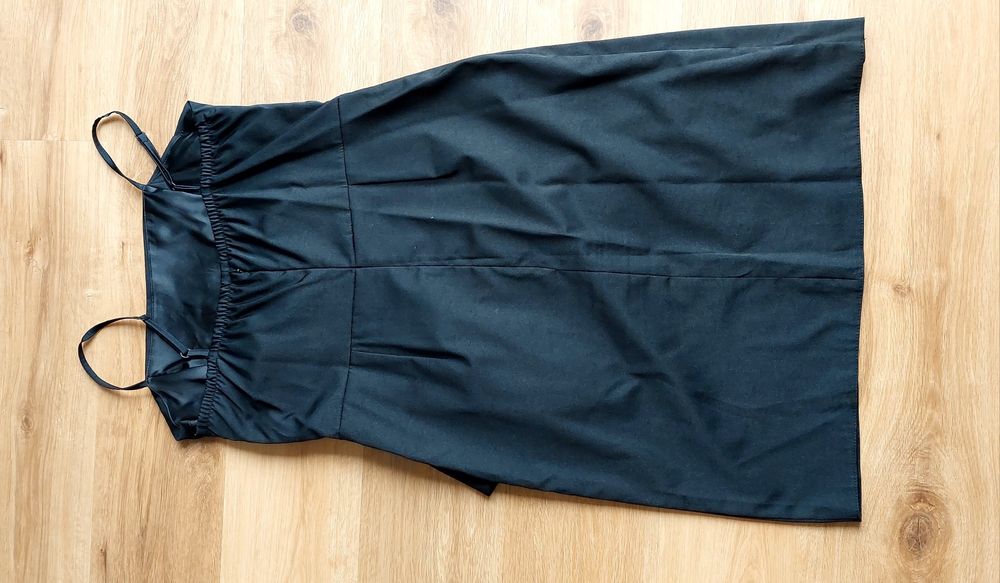 Czarna sukienka z bolerkiem.