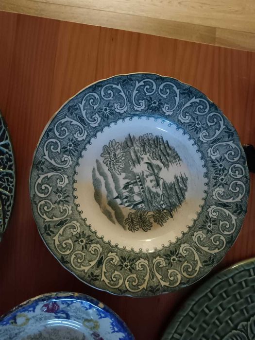 Vários Pratos Decorativos antigos