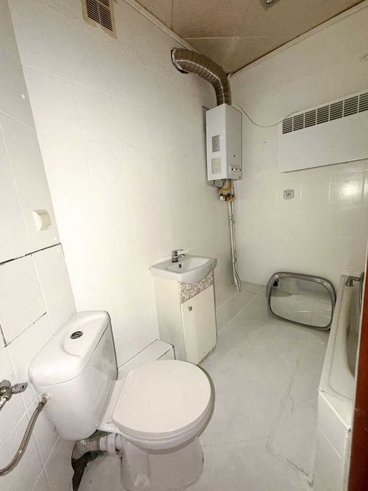 3 pokoje + balkon. 4000 za metr