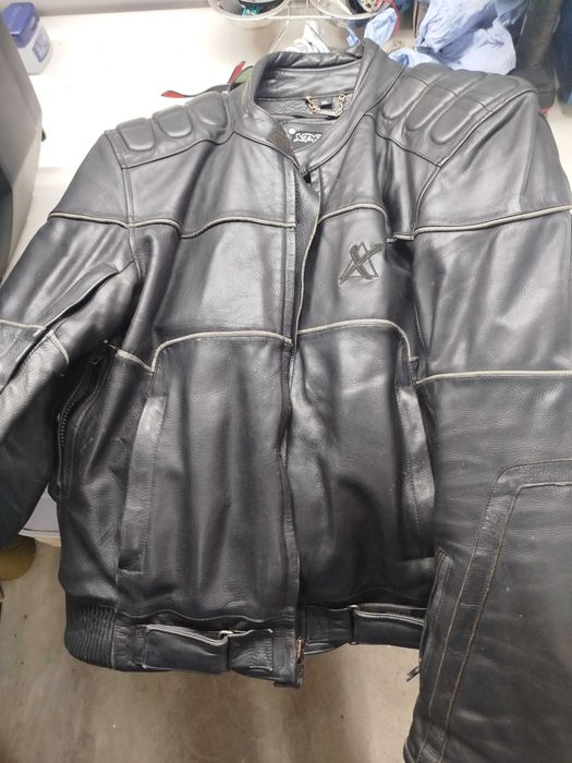 Casaco de moto de cabedal e calca