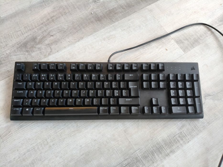 Teclado gaming Corsair (LER DESCRIÇÃO)