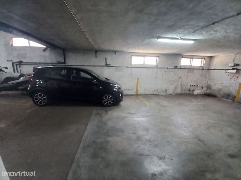 Apartamento T2 com 102 m², localizado na Guimarota, em Leiria.