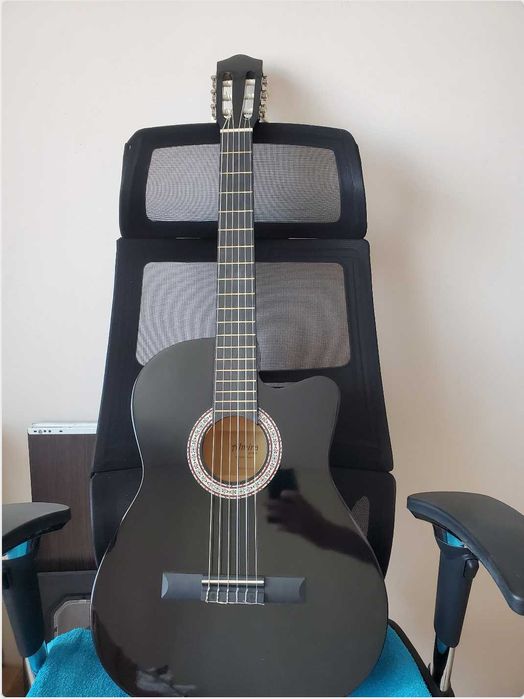 классическая гитара черная с вырезом полноразмерная
