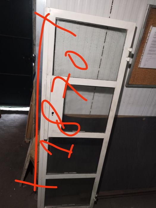 Portas e fixo em ferro e vidro.