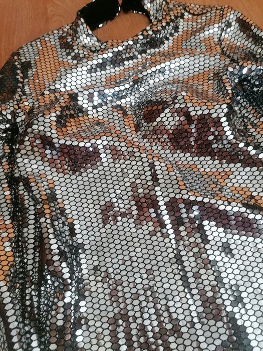 Vestido brilhante e camisola de brilhos