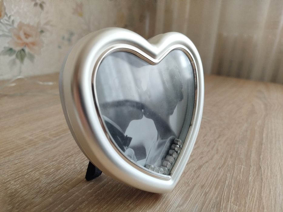 Безкоштовно віддам рамку/підставку для фото