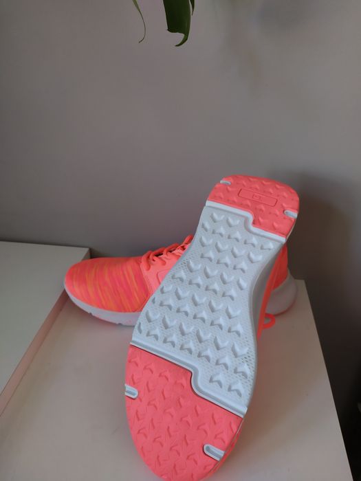 Buty sportowe marki IQ