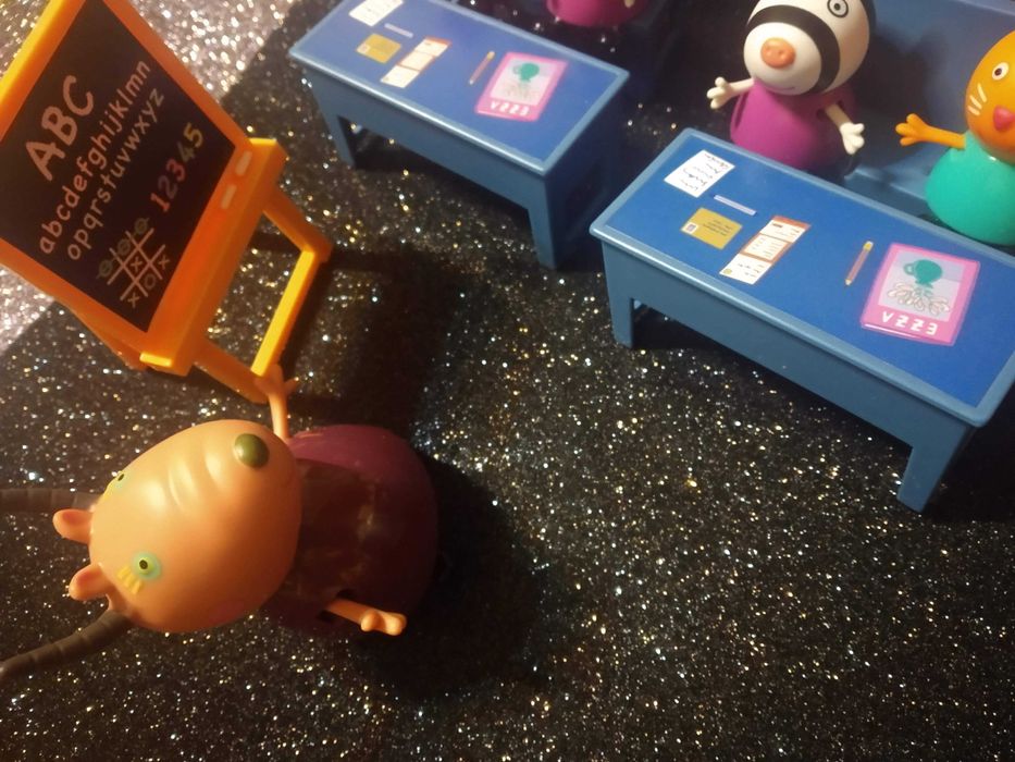 Natal - Peppa Pig Classroom Set Featuring Miss Gazelle and Friends64730237613442122