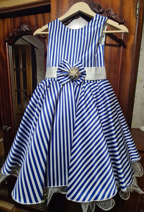 Продам платье на девочку 6-7 лет