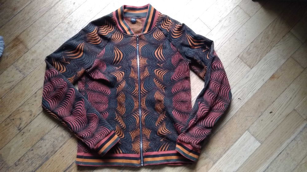 Rozpinany sweterek w stylu vintage