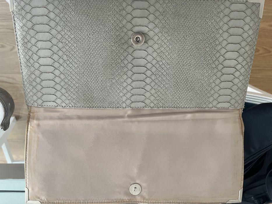 Clutch cinzenta imitacao crocodilo