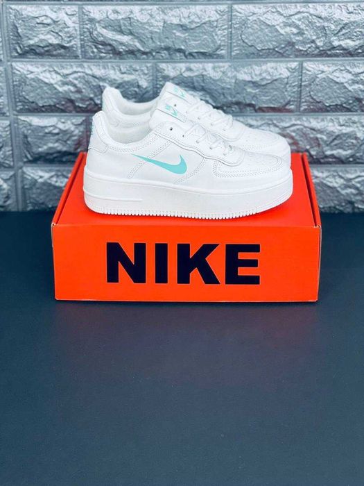 Стильные кожаные найки молодежные красовки Nike / яркие кросы на лето