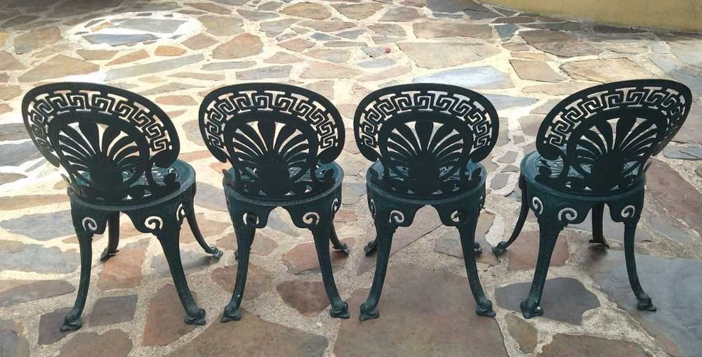 Mesa em alumínio Fundido oval e 4 cadeiras de alumínio Fundido, para jardim