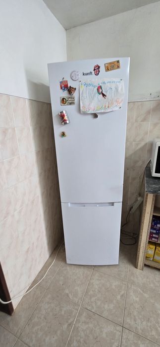 Frigorífico combinado Kunft KC9115 WH em bom estado de funcionamento.
