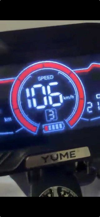 Scooter elétrica com velocidade de 100 km/h e autonomia de 100 km.