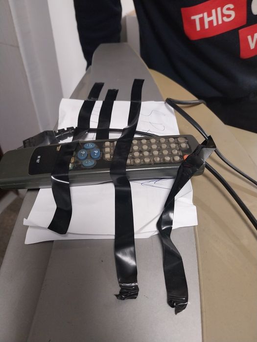 Szprzedam telewizor z stolikiem JVS