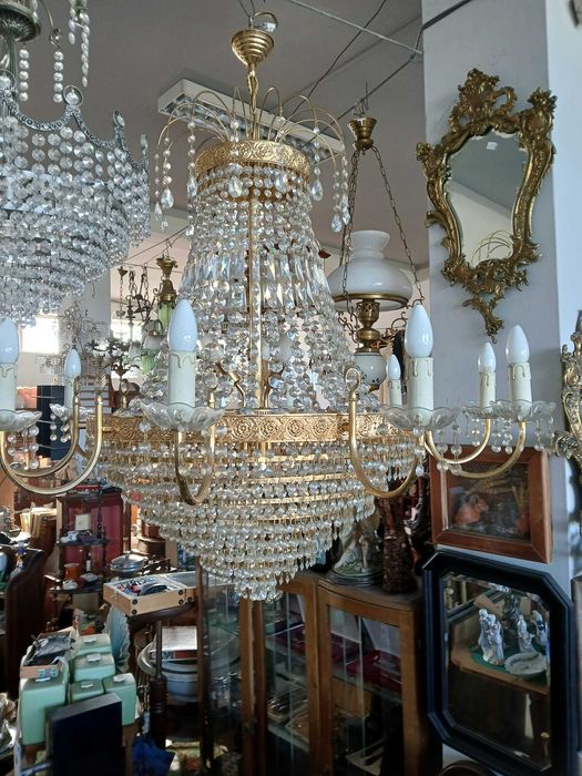 Varias dezenas de candeeiros em cristal e outros.