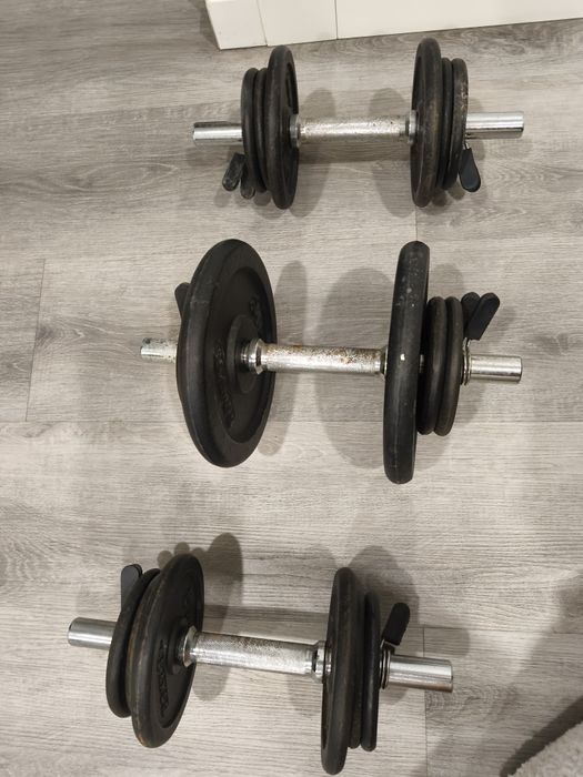 Pesos e barra de musculação