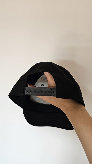 Czapka z daszkiem typu snap back, Off Beat