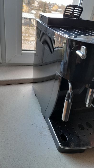 Ekspres ciśnieniowy do kawy z młynkiem   De ' Longni  Magnifica S