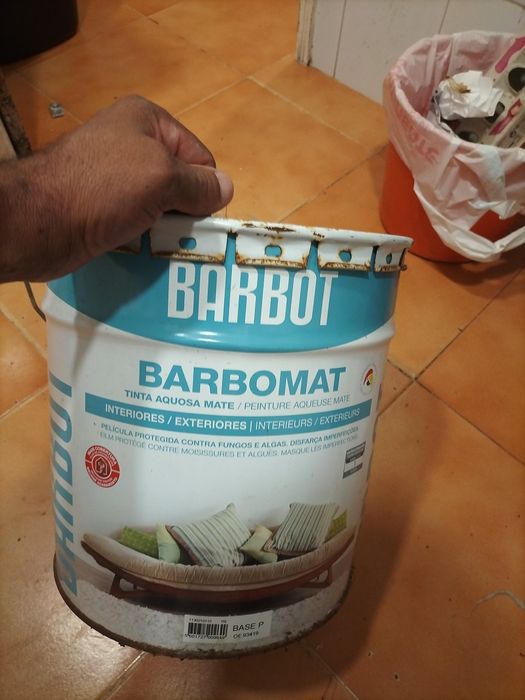 Lata de tinta brilhante cor bege 20L mais primária 1L.