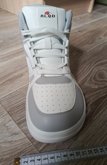 Світле анатомічне взуття