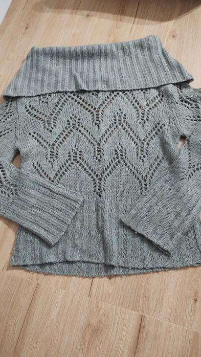 Sweter z dużym golfem