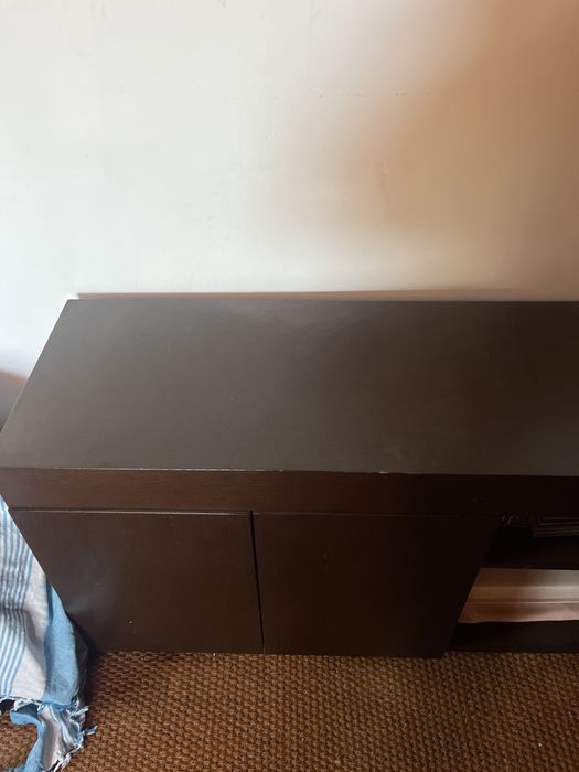 Movel aparador todo em madeira em estado satisfatorio