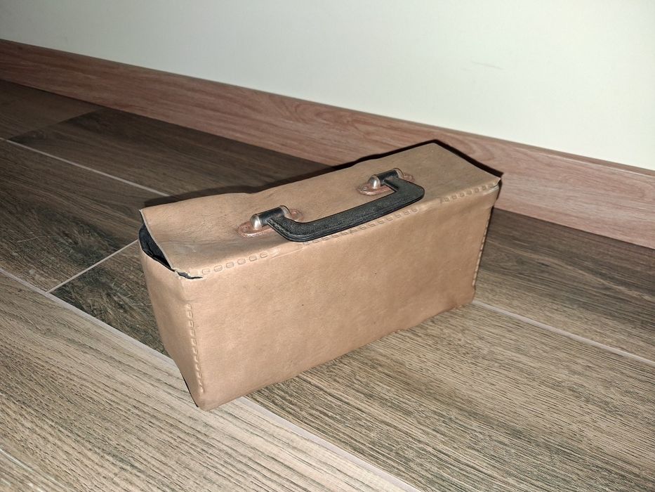 Zabytkowy kuferek na kasety