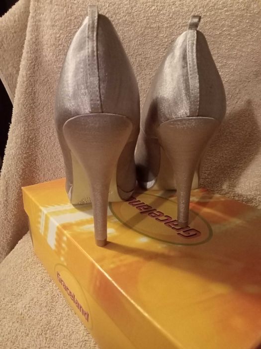 Czółenka atłasowe nowe