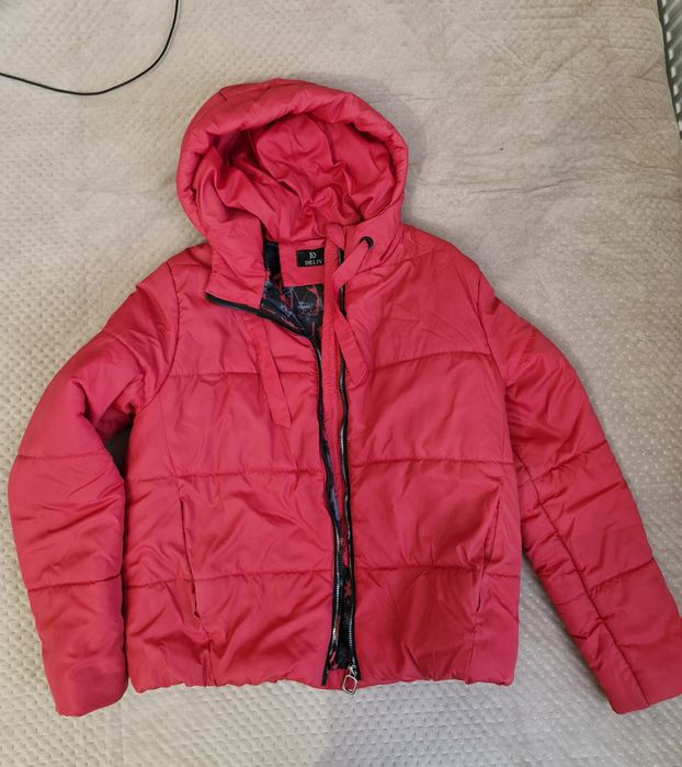 Жіноча осіння куртка червоно кольору