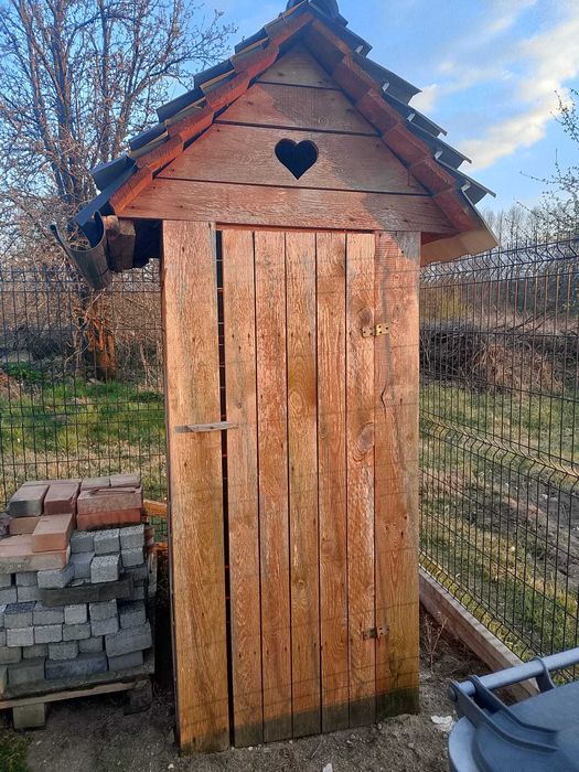 Toaleta drewniana na budowę