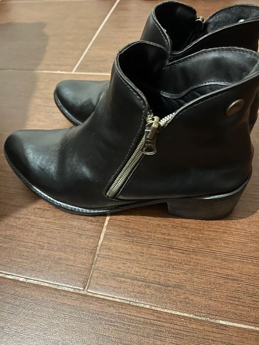 Botas senhora em pele quentinhas em ótimas condições usados
