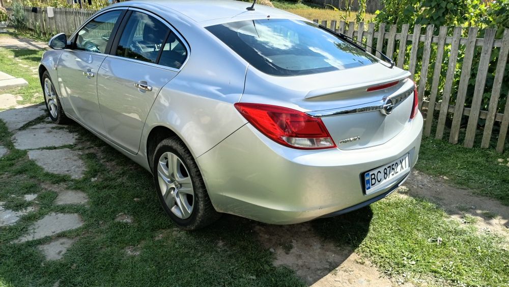 автомобіль опель інсігнія