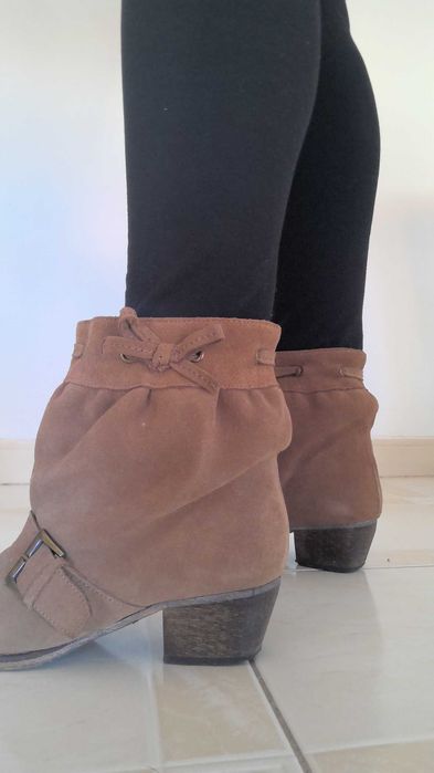 Botins  de Camurça c/Fivela