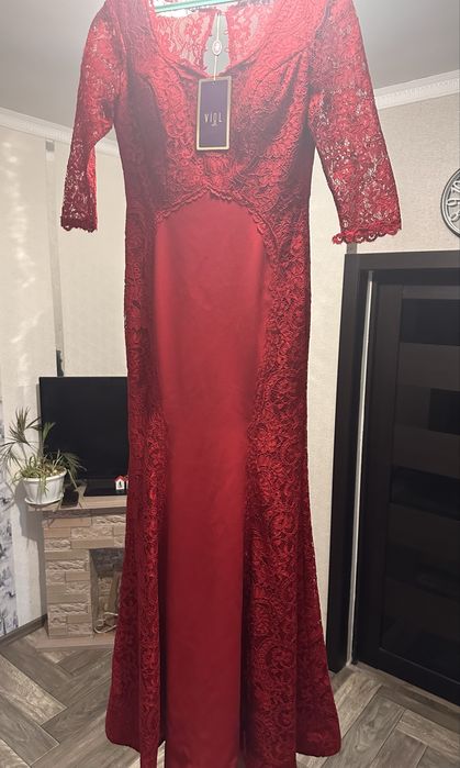 Продам шикарну червону сукню