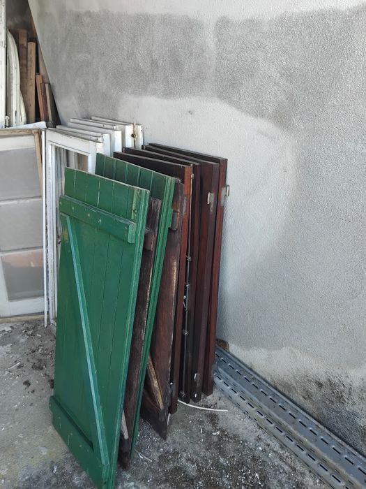 Janelas e portadas e os aros em madeira