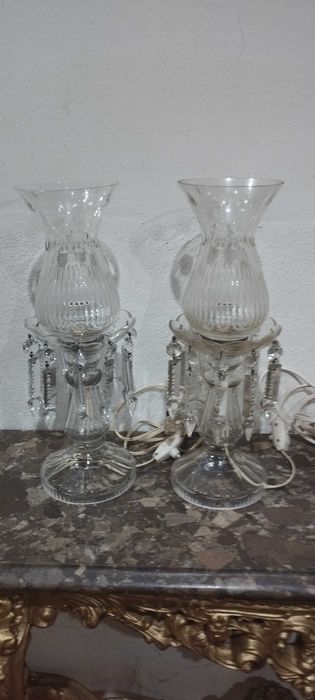 Par de candeeiros de cristal electrificados, com 36 cm, da fábrica da Marinha Grande, com pingentes completos. Muito conservados