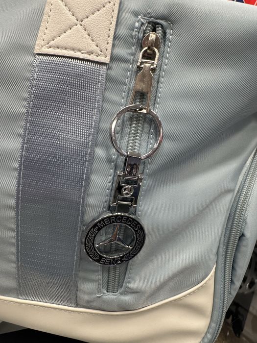 Mala desportiva lindissima Mercedes Benz