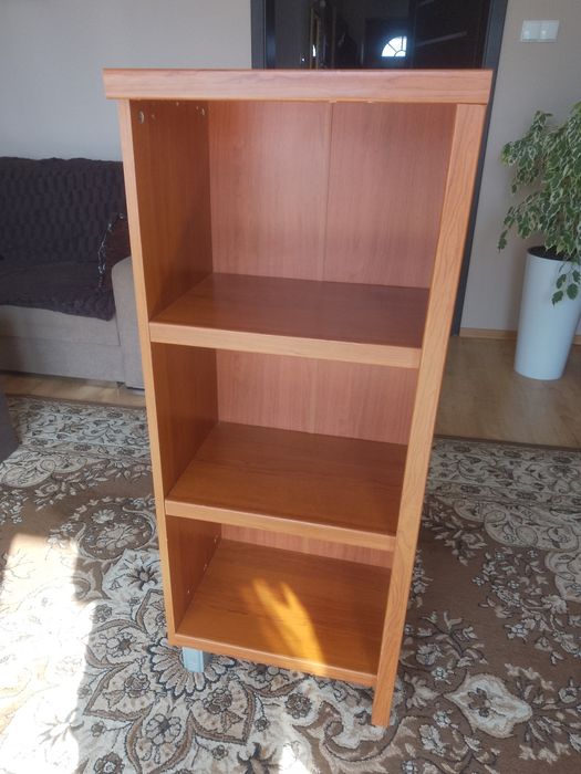 Półka z trzema regałami