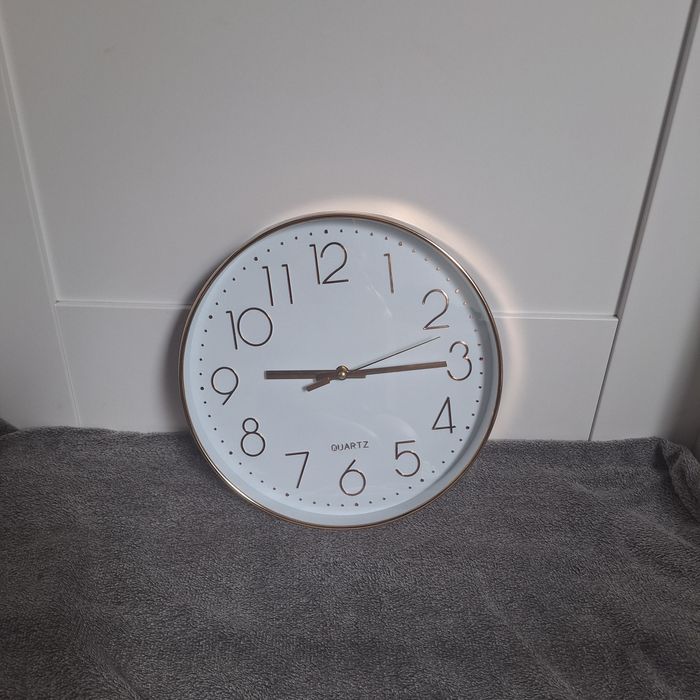 Zegar ścienny firmy QUARTZ