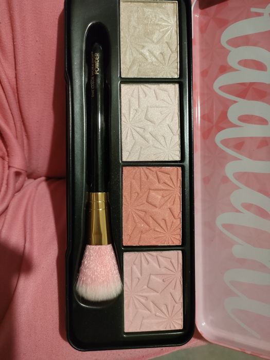 Paleta różów i rozświetlaczy