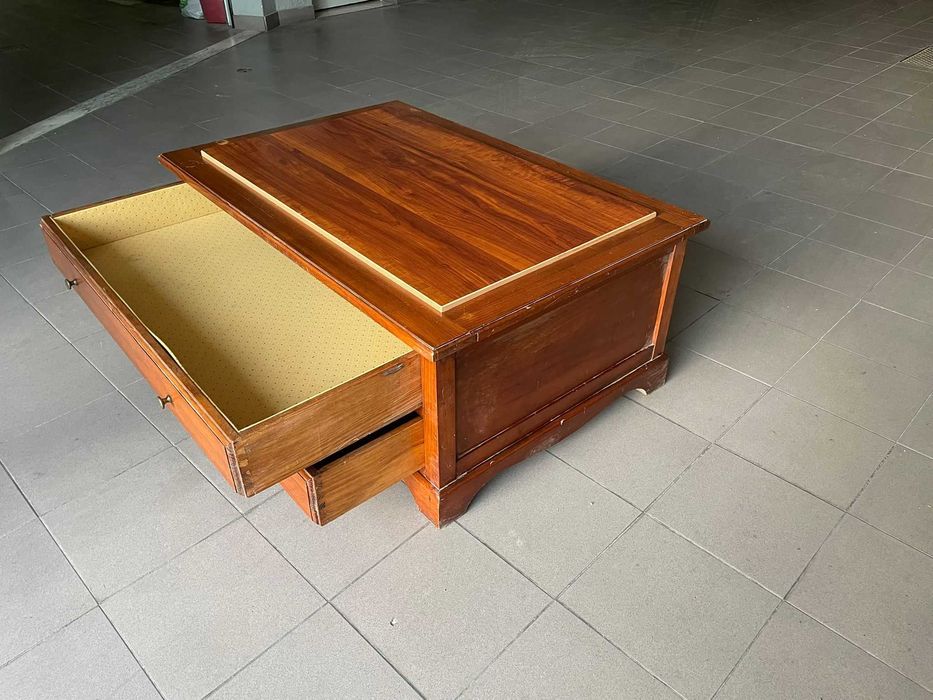 Mesa de centro rustica, em madeira com três gavetões