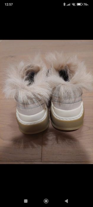 Sapatilha com pelo no tornozelo