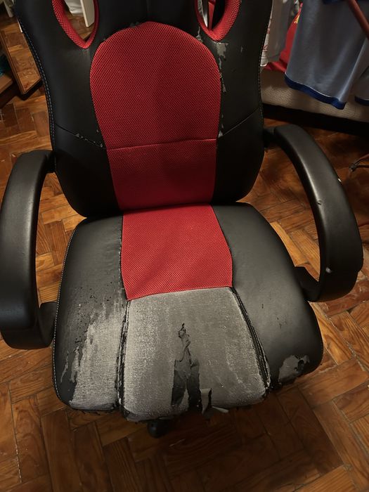 Cadeira gamer/secretária preta e vermelha – usada