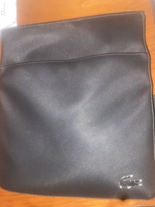 Bolsa lacoste homem quadrada.